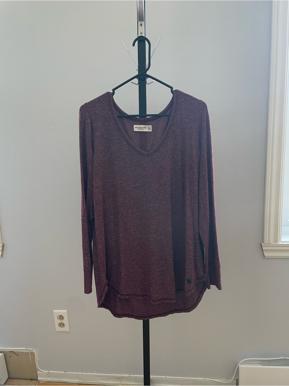 Abercrombie & Fitch Long Sleeve V-Neck Top in burgundy